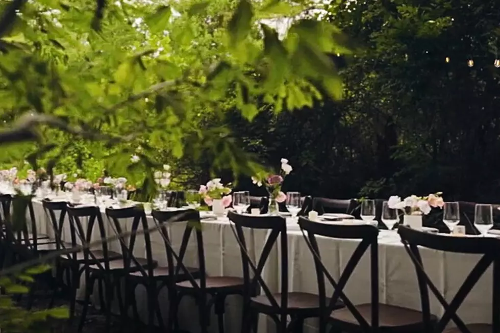 Unique Tennessee Dining Experience Has You Sitting in a Creek While You Eat